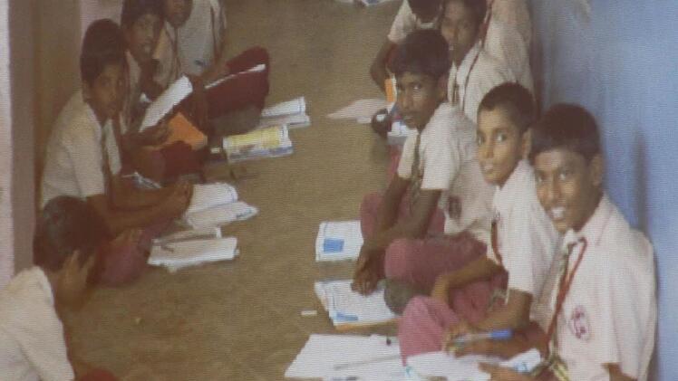 Wenn die Räume nicht reichen, findet der Unterricht in Gängen statt.