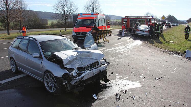 Die Unfallstelle mit Blick in Richtung Ebern.