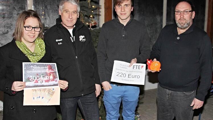 Das Schicksal der vierjährigen Merle hat die Auszubildenden bei der Firma FTE in Ebern berührt. Einer ihrer Ausbilder, Bertram Reuß (rechts), kommt aus Gemeinfeld und ist so "ganz nah dran." So haben die Azubis von FTE sich bei ihrer Weihnachtsfeier entschlossen, für Merle eine Spendenbox aufzustellen. Stefan Goldschmidt, Sprecher der Jugend-Azubi-Vertretung (Dritter von links): "Alle waren sofort dabei. Wir wollen mit unserer Spende helfen, das schwere Los von Merle wenigstens finanziell etw...