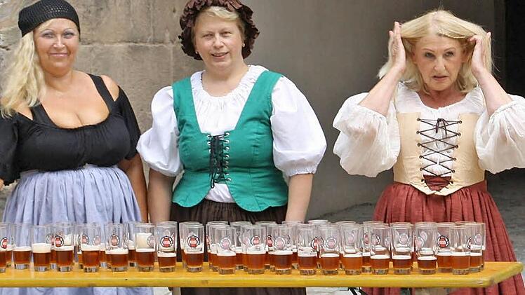 Inge Müller, Gabriele Olbrich und Cosima Asen werden den Gästen der Buschklopfer-Stadtführungen außergewöhnliche Frauen vorstellen, die wegen ihrer Leistungen, ihres Schicksals oder wegen ihrer Schandtaten in die Kulmbacher Geschichte eingegangen sind. Foto: Erich Olbrich