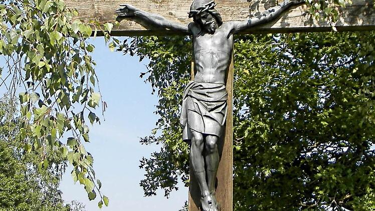 Das Kreuz zum Weg nach Gründlein, das 1965 und vor kurzer Zeit erneuert wurde.