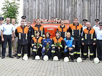 Kommandant Stefan Kießling (rechts) freute sich sehr, dass auch drei junge Damen die Prüfungen erfolgreich absolvierten. Er überreichte ihnen deshalb Rosen. Foto: Dieter Radziej