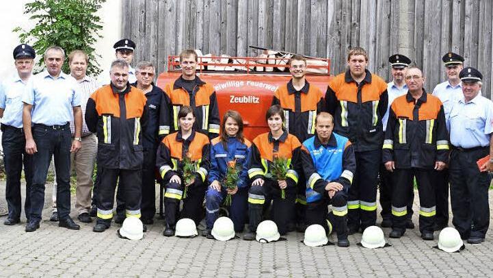 Kommandant Stefan Kießling (rechts) freute sich sehr, dass auch drei junge Damen die Prüfungen erfolgreich absolvierten. Er überreichte ihnen deshalb Rosen. Foto: Dieter Radziej