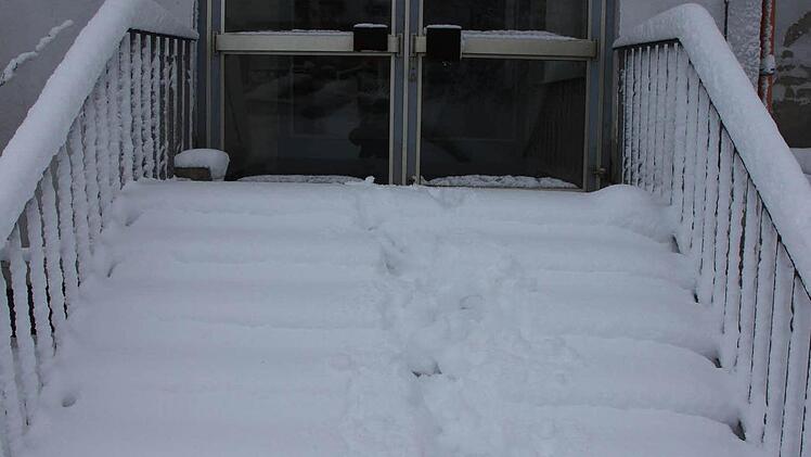 Die Eingangstreppe des alten Schulhauses verschwindet im Schnee.  Foto: Friedwald Schedel