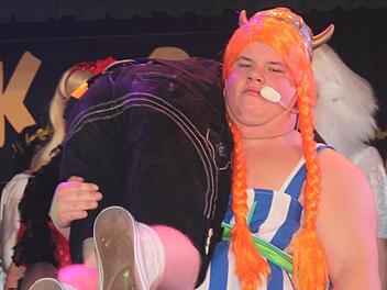 Obelix (Michael Wich) lässt die Muskeln spielen. Foto: Veronika Schadeck