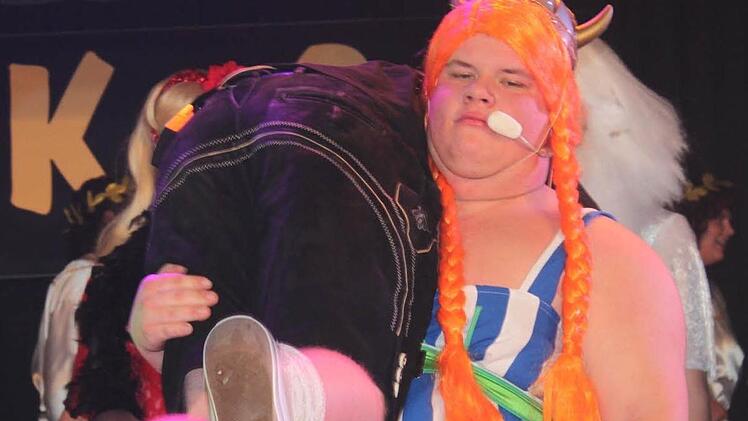 Obelix (Michael Wich) lässt die Muskeln spielen. Foto: Veronika Schadeck