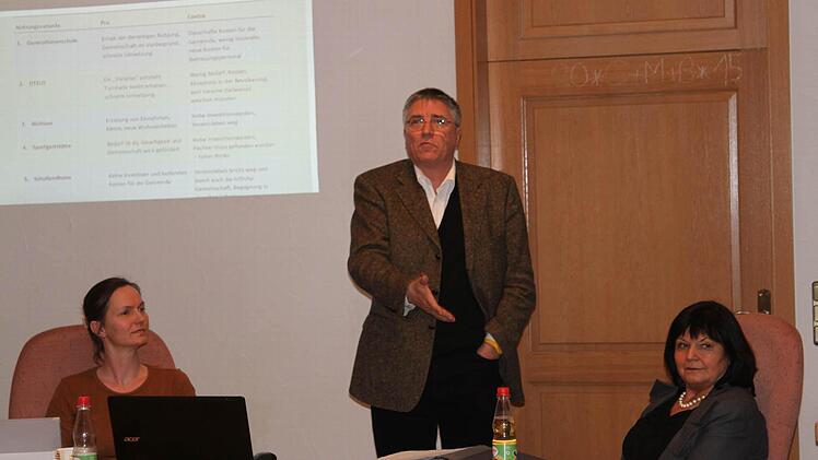 Bei der Vorstellung der Nutzungsmöglichkeiten für die alte Schule (von links) Ines Riermeier, Leo Baumfeld und Bürgermeisterin Gertrud Bühl. Foto: Günther Geiling