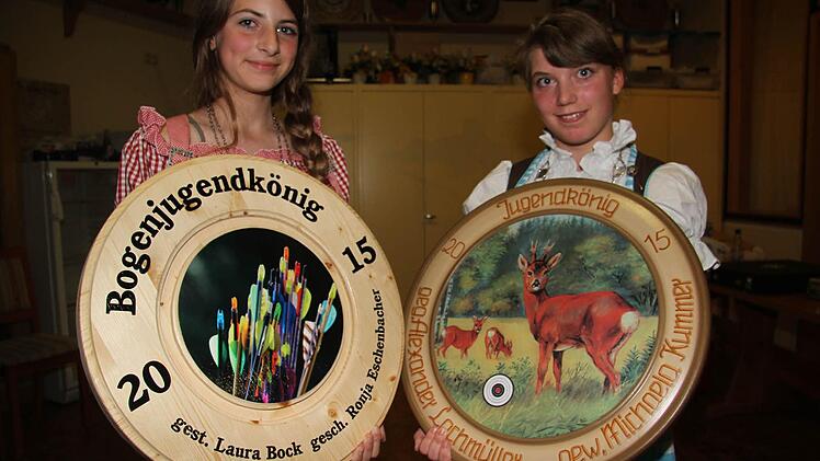 Ronja Eschenbacher ist Jugend-Bogenkönigin geworden und Michaela Kummer hat sich den Titel Jugendkönigin geholt.  Fotos: Sonny Adam