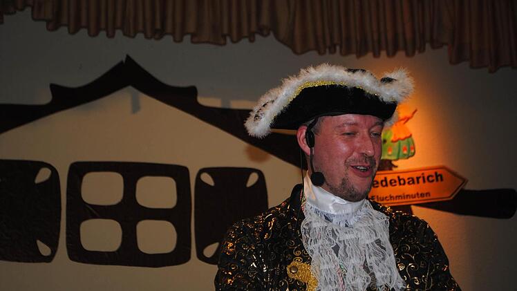 Baron Münchhausen , alias Ingo Schuhmacher, wusste allerlei Lustiges von seiner Schiffsreise zu berichten. Foto: Evelyn Schneider