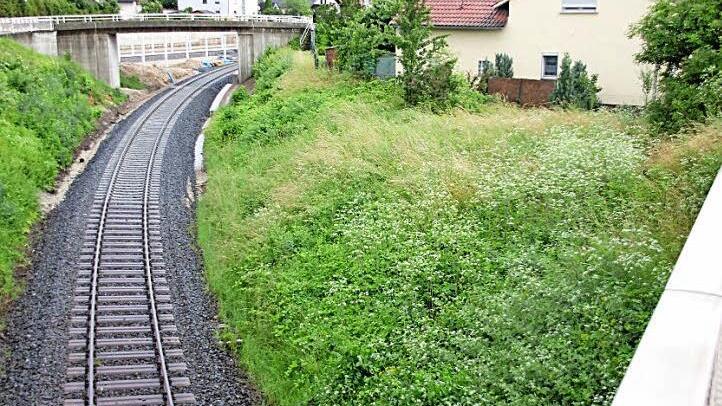 Nagelneu: Zusammen mjt den Betonschwellen der Haupt- und Bestandsstrecke zwischen Bamberg und Lichtenfels wurde im Bahnhof Breitengüßbach auch der Abzweig der Nebenstrecke nach Ebern mit neuen Gleisen wieder hergestellt. Fotos: Ralf Kestel