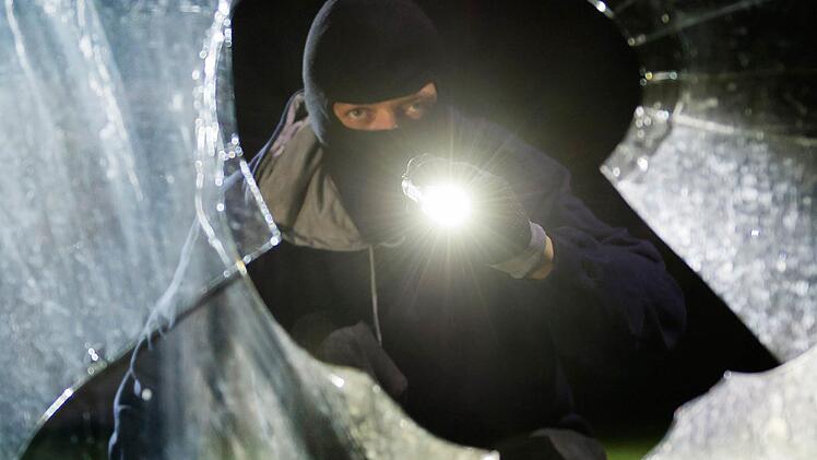 Die verständigte Polizei Naila leitete sofort eine Fahndung mit mehreren Streifen ein, jedoch ohne Ergebnis. Symbolbild: Daniel Maurer/dpa