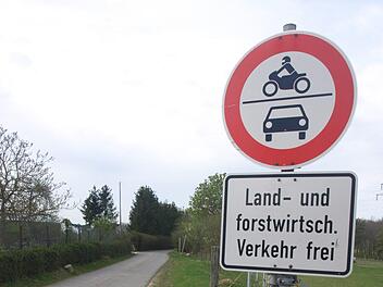 Sukzessive soll an Feldwegen dieses Schild künftig den Verkehr regeln.  Foto: Stefan Geiger