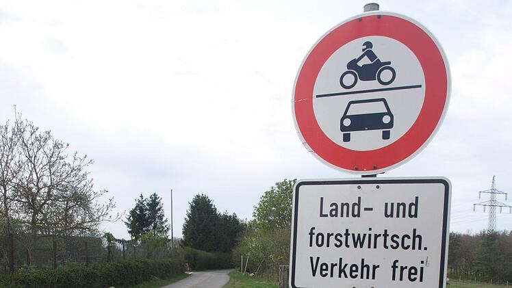 Sukzessive soll an Feldwegen dieses Schild künftig den Verkehr regeln.  Foto: Stefan Geiger