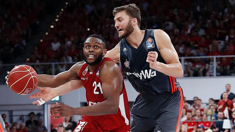 Darius Miller (mit Ball), der vielleicht beste Eins-gegen-Eins-Spieler der Bundesliga zieht es ebenso in die NBA wie Bayern-Akteur Maxi Kleber, der wohl beim Nowitzki-Klub in Dallas anheuern wird.