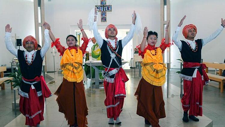 Die "Khublei Dancers" zeigten volkstümliche Tänze.    Foto: Richard Sänger