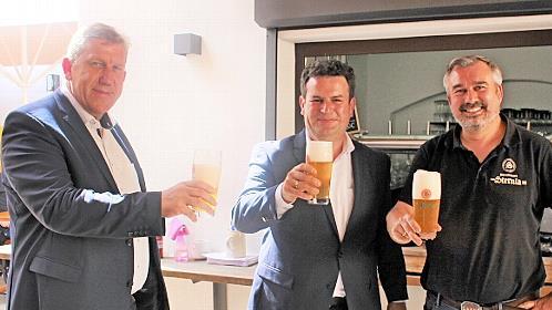 Gastwirt Uwe Steinmetz (r.) vom Bamberger Brauhaus „Zum Sternla“ empfing Bundesarbeitsminister Hubertus Heil (Mitte) und MdB Andreas Schwarz.