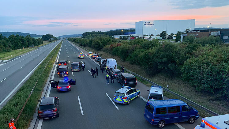 Mutma&szlig;lich bewaffneter Fahrgast in Reisebus: A 9 voll gesperrt