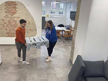 Sahin Wißlicen und Natalja Potemin  packen bei der Einrichtung des Jugendtreffs mit an.  Foto: Jürgen Gärtner