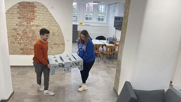Sahin Wißlicen und Natalja Potemin  packen bei der Einrichtung des Jugendtreffs mit an.  Foto: Jürgen Gärtner