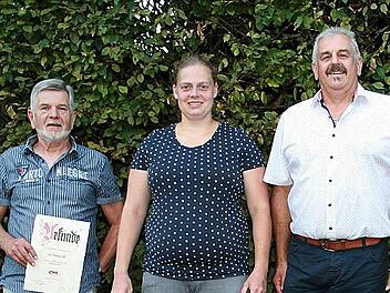 Vorsitzender Egon Kessler (von rechts) gratulierte Schriftführerin Insa Forstreuter und Hilmar Sell (50 Jahre Mitgliedschaft).