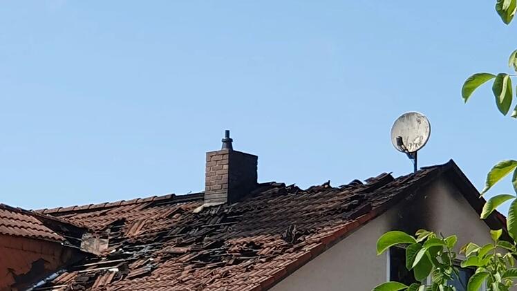 Kreis Lichtenfels: Dachgeschoss-Brand in Wohnhaus - Kriminalpolizei äußert Vermutung