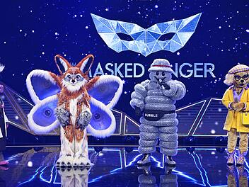 The Masked Singer 2026 - 1 Kurzes Vergnügen: Bubble und Emily Wau (rechts) mussten "The Masked Singer" gleich in der ersten Show verlassen - und sorgten bei der Demaskierung für erstaunte Gesichter.