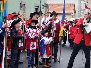 Mit Pauken, Trompeten und Hellebarden unterstützen die Narren aus 13 Karnevalsgesellschaften aus Unter- und Mittelfranken den Höpper-Elfer mit seinem Sitzungspräsidenten Timo Gallena beim Sturm auf das Albertshöfer Rathaus. Fotos: Elli Stühler