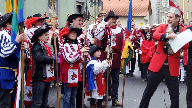 Mit Pauken, Trompeten und Hellebarden unterstützen die Narren aus 13 Karnevalsgesellschaften aus Unter- und Mittelfranken den Höpper-Elfer mit seinem Sitzungspräsidenten Timo Gallena beim Sturm auf das Albertshöfer Rathaus. Fotos: Elli Stühler