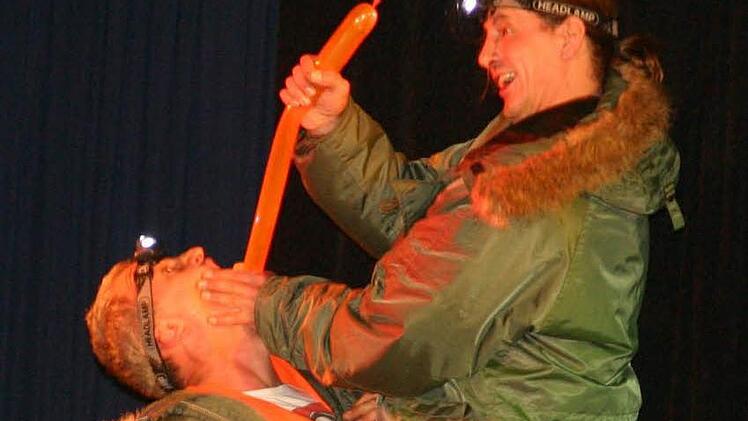 "Die Verrückten", das sind Manfred Stark aus Etzelskirchen (links) und Michael Petermann aus Trabelsdorf. Sie stehen jetzt mit ihrer ulkigen Zaubershow im Finale von "Franken sucht den Supernarren". Foto: K. Schmidt