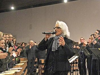 Mit ihrer Stimme und ihrem Temperament riss Jutta Wieczorek die Zuhörer von den Kirchenbänken. Fotos: Gerd Schaar