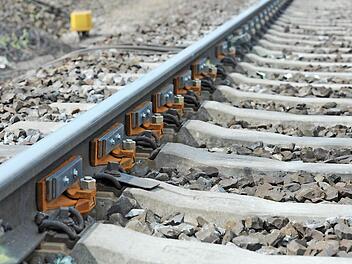 Die für das Jahr 2016 geplante mehrmonatige Streckensperrung der Bahn war Thema im Lichtenfelser Kreistag. Foto: Peter Endig/dpa