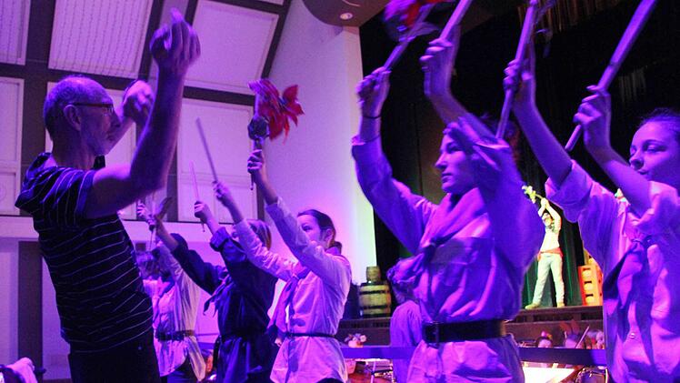 Peter Zeug voll in Action: Er motiviert die Polizisten und die Piratentruppe. Foto: Sonja Adam