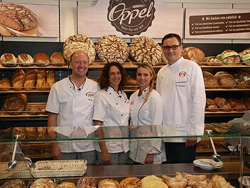 Dem Fernseh-Wettbewerb "Deutschlands bester Bäcker" stellen sich Michael und Sandra Oppel (von links) aus Untersteinbach. Gestern empfingen sie die Juroren und das Fernsehteam. Getestet wurden sie von der Konditoren-Weltmeisterin Andrea Schirmaier-Huber und dem mehrfachen Deutschen Meister der Bäcker und Konditoren Jochen Baier. Foto: Sabine Weinbeer