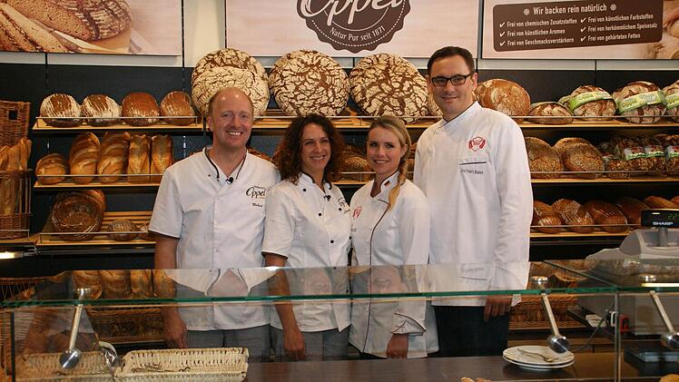 Dem Fernseh-Wettbewerb "Deutschlands bester Bäcker" stellen sich Michael und Sandra Oppel (von links) aus Untersteinbach. Gestern empfingen sie die Juroren und das Fernsehteam. Getestet wurden sie von der Konditoren-Weltmeisterin Andrea Schirmaier-Huber und dem mehrfachen Deutschen Meister der Bäcker und Konditoren Jochen Baier. Foto: Sabine Weinbeer