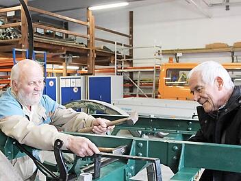 Peter Krug und Jürgen Sand richten Teile am Chassis des Sprengwagens aus. Fotos: Thomas Mäuser