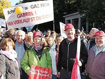 Demonstranten aus der Region (v. l.): Hildegard Skurka (Rödental), Leonhard Fehn (Arbeitskreis Kirche und SPD, Arbeitsloseninitiative, Initiative für ein Gemeinwohl), Barbara Gröger (Gewerkschaft), Karin Wirkner (Kronach), Alexander Gröger (Greenpeace und Kronacher SPD-Ortsvorsitzender) und Walter Wich-Herrlein (Kultur, SPD und Kirche)  Foto: Glissnik