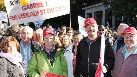 Demonstranten aus der Region (v. l.): Hildegard Skurka (Rödental), Leonhard Fehn (Arbeitskreis Kirche und SPD, Arbeitsloseninitiative, Initiative für ein Gemeinwohl), Barbara Gröger (Gewerkschaft), Karin Wirkner (Kronach), Alexander Gröger (Greenpeace und Kronacher SPD-Ortsvorsitzender) und Walter Wich-Herrlein (Kultur, SPD und Kirche)  Foto: Glissnik