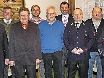 Unser Bild zeigt beim Neujahrsempfang in Presseck (von links) Bürgermeister Siegfried Beyer, Altbürgermeister Erhard Hildner, Reinhold Bär, Dritten Bürgermeister Christian Ruppert, Rudolf Geyer, Landtagsabgeordneten Martin Schöffel, Gerhard Götz, Gustav Tempel und Ulli Jungbauer.  Foto: Klaus-Peter Wulf