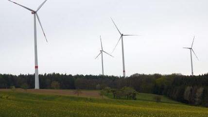 Stehen die vier Windräder im "Bürgerwald" an ungeeigneter Stelle. Ein Mann aus München meint: Ja. Deshalb klagt er vor dem Verwaltungsgericht gegen die Baugenehmigung. Foto: Berthold Köhler