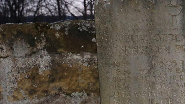 Die Gedenktafel der verstorbenen Geistlichen aus der Pfarrei  Frauendorf ist verwittert und ben&ouml;tigt eine Reinigung. Foto: Klemenz