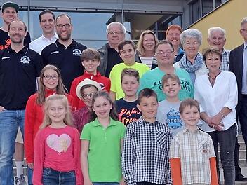 Die ausgezeichneten Sportlerinnen und Sportler der Gemeinde Litzendorf mit Bürgermeister Wolfgang Möhrlein vor der Grund- und Mittelschule Litzendorf Foto: Andrea Spörlein