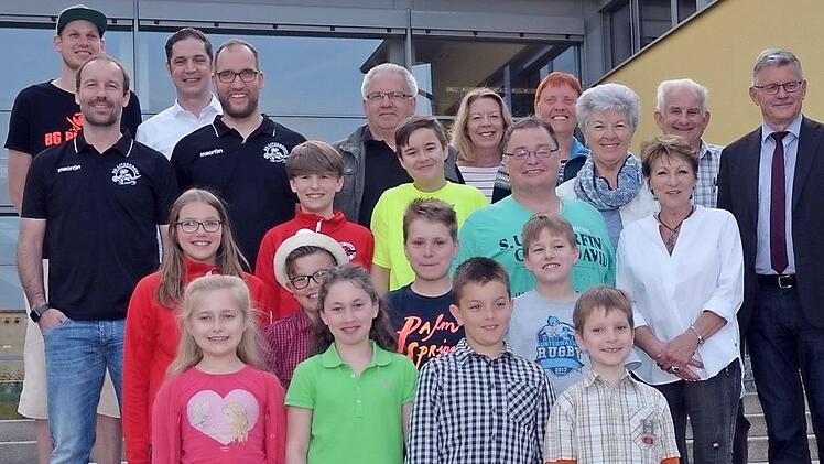 Die ausgezeichneten Sportlerinnen und Sportler der Gemeinde Litzendorf mit Bürgermeister Wolfgang Möhrlein vor der Grund- und Mittelschule Litzendorf Foto: Andrea Spörlein