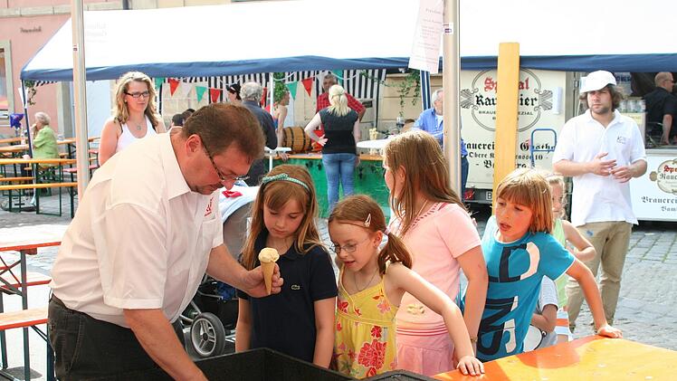 Bürgervereinsvorsitzender Michael Kalb sorgt an allen Fronten für einen reibungslosen Ablauf und verteilt Gratiseis an die Kinder.  Fotos: privat