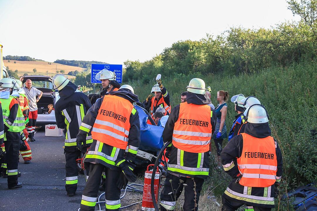 Schwerer Unfall auf A73: Cabrio überschlagen - zwei Menschen schwer verletzt