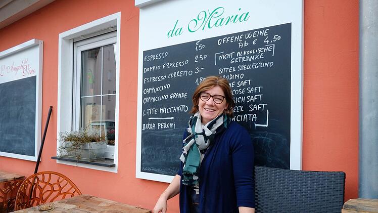 Die Besitzerin von der "Enoteca" steht vor ihrer gemütlichen Weinstube. Foto: Nikolas Pelke