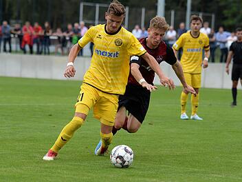 Foul vom Nbger Mike Scharwath der hier tobias Weber zu Fall bringt