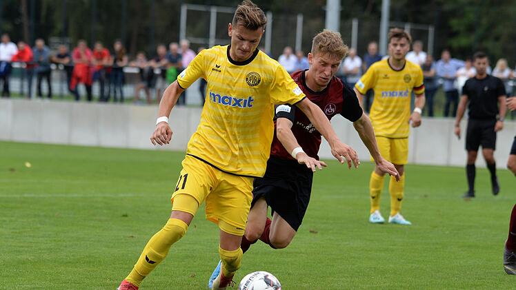 Foul vom Nbger Mike Scharwath der hier tobias Weber zu Fall bringt
