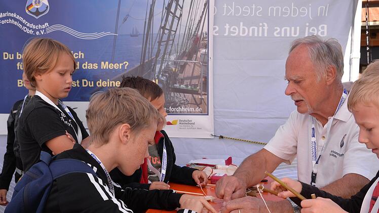 Bei der Marinekameradschaft Forchheim demonstriert Hans-Gerhard Braun, wie ein kleines Floß mit Segel gebastelt wird. Foto: Franka Struve