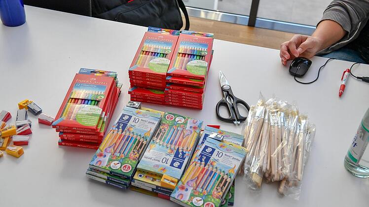 Weltkindertag: Etwa 120 junge Künstler waren am Donnerstag in der Zentralredaktion am Werkeln. Foto: Ronald Rinklef,