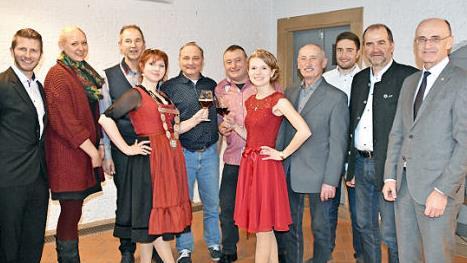 Ein Prost auf das gelungene Genussmenü Bier und Wein. Unser Bild zeigt (von links): Sebastian Gocker, Regina Beetz, Michael Raab, Bierprinzessin Kerstin Friedrich, Gunther Hartleb, Helmut Bayer, Abt-Degen-Weinprinzessin Anna-Lena Werb, Hans Hetzel, Max Göller, Peter Götz und Landrat Wilhelm Schneider.  Foto: Moni Göhr/Landratsamt Haßberge